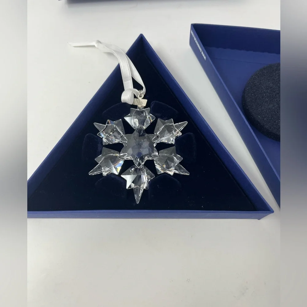 SWAROVSKI Annual Crystal Snowflake Christmas Ornament 2010 w/Box